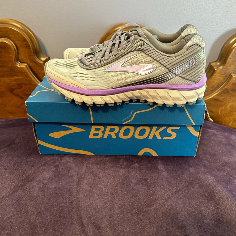 Brooks New Ghost 9 in grey/lilac in size 8 B.